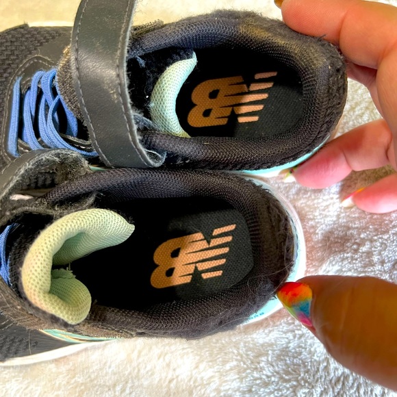 Little girls New Balance shoes, Velcro - Picture 4 of 7